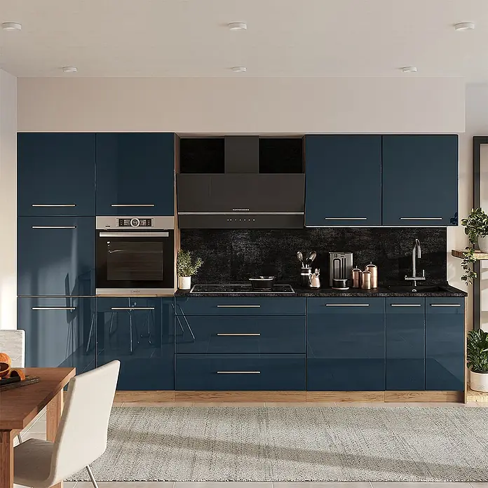 Vicco Küchenzeile - Dunkelblau Hochglanz, Ohne Elektrogeräte - Moderne Küche mit eleganten, hochglänzenden blauen Schränken, dunkler Rückwand und integriertem Ofen, Kochfeld und Spüle.