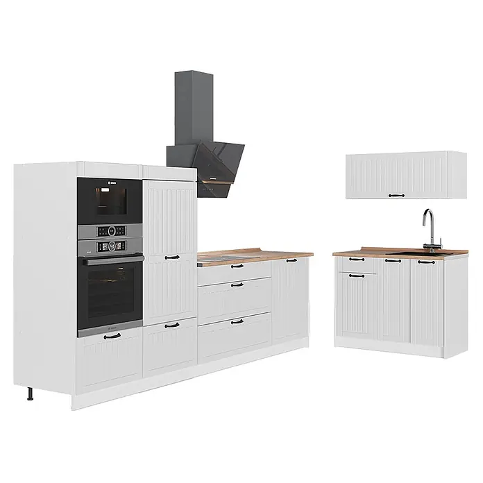 Vicco Küchenzeile - Weiß Landhaus, Ohne Elektrogeräte - Weiße Küchenschränke mit Holzoptik-Arbeitsplatten, integriertem Bosch Ofen, Mikrowelle, Spüle und grauer Dunstabzugshaube.