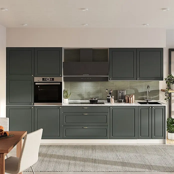 Vicco Küchenzeile - Breite: 340 cm, Grün-Gold Landhaus, Ohne Elektrogeräte - Moderne Küche mit dunkelgrünen Schränken, schwarzem Backofen, passender Dunstabzugshaube und Spüle, vor hellen Fliesen.