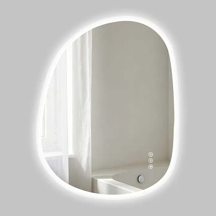 S'AFIELINA Lichtspiegel Mora - 90 x 70 cm, Leuchtmittel - Unregelmäßig geformter LED-Spiegel mit Hintergrundbeleuchtung, der ein Badezimmer und Touch-Bedienelemente zeigt.