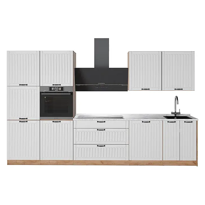 Vicco Küchenzeile - Breite: 340 cm, Weiß Landhaus, Ohne Elektrogeräte - Komplette weiße Küche mit schwarzen Griffen, integriertem schwarzem Backofen, Kochfeld, Dunstabzugshaube und Spüle, ergänzt durch helle Holzsockel und Marmor-Arbeitsplatten.