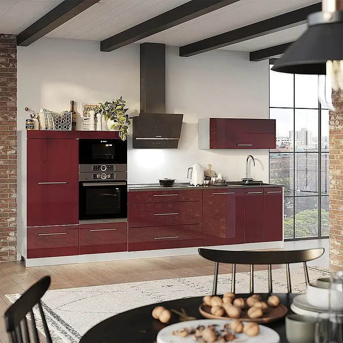 Vicco Küchenzeile - Bordeaux Hochglanz, Ohne Elektrogeräte - Moderne Küche mit hochglänzenden weinroten Schränken, integriertem Backofen, Mikrowelle und viel Stauraum, mit Fensterblick.