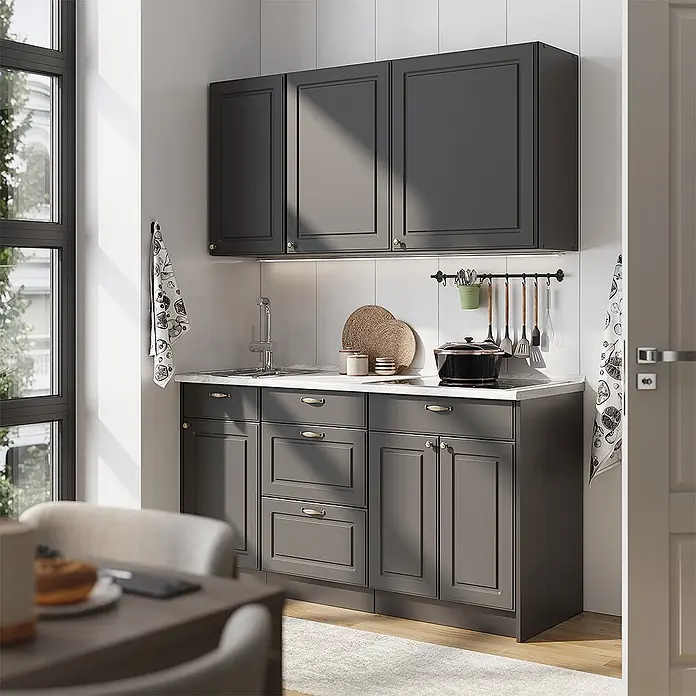 Vicco Singleküche - Breite: 150 cm, Anthrazit-Gold Landhaus, Mit AP Marmor - Dunkelgraue Küchenschränke mit Messinggriffen, weißer Arbeitsplatte und Spüle, in einer Küche.