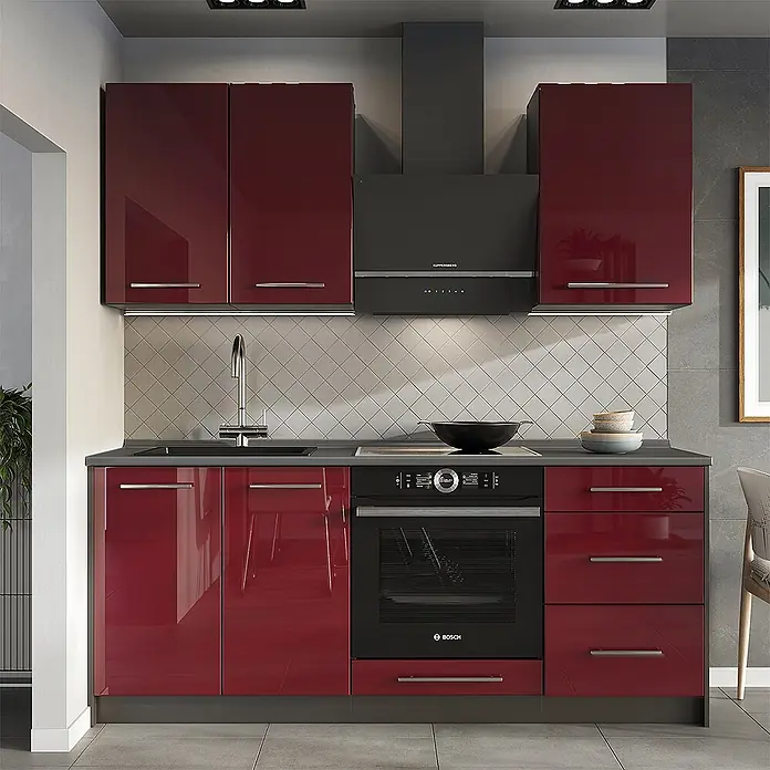 Vicco Singleküche - Bordeaux Hochglanz, Mit AP Marmor - Moderne hochglänzende bordeauxrote Küchenschränke mit integriertem schwarzem Backofen, Spüle und Dunstabzugshaube unter einer dunkelgrauen Arbeitsplatte.