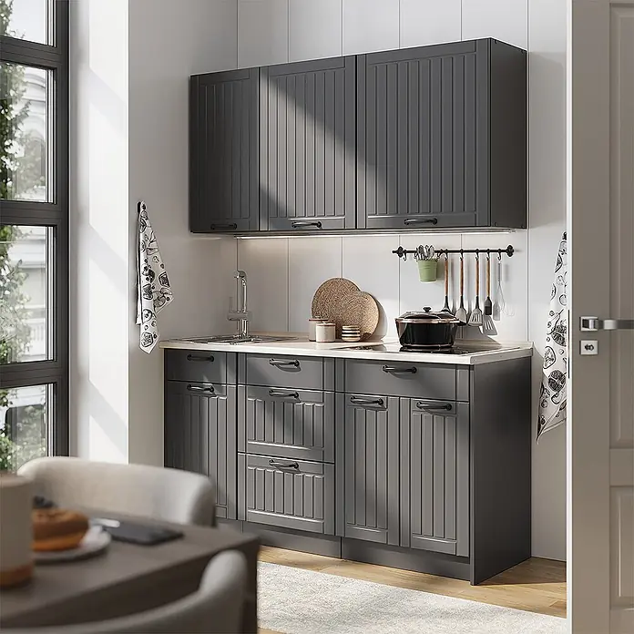 Vicco Singleküche - Breite: 150 cm, Dunkelgrau, Mit AP Marmor - Dunkelgraue Küchenschränke mit gerillten Türen, integriert in eine moderne Küche mit Spüle und Arbeitsplatte.