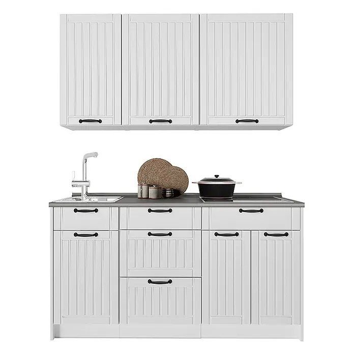 Vicco Singleküche - Breite: 150 cm, Weiß Landhaus, Mit AP Marmor - Weiße Küchenzeile mit gerillten Türen, schwarzen Griffen, grauer Arbeitsplatte, Spüle und Kochfeld.