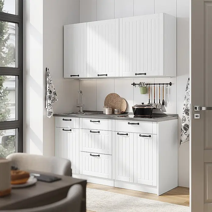 Vicco Singleküche - Breite: 150 cm, Weiß Landhaus, Mit AP Marmor - Weiße Küchenschränke mit schwarzen Griffen, grauer Arbeitsplatte, Spüle und Kochfeld, bilden eine kompakte Küchenzeile.