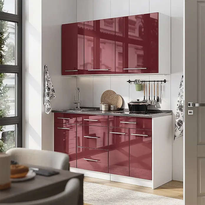 Vicco Singleküche - Breite: 150 cm, Bordeaux Hochglanz, Mit AP Eiche - Moderne Küchenzeile mit glänzenden weinroten Türen, weißem Korpus und silbernen Griffen. Obere und untere Schränke in einer funktionalen Küche.