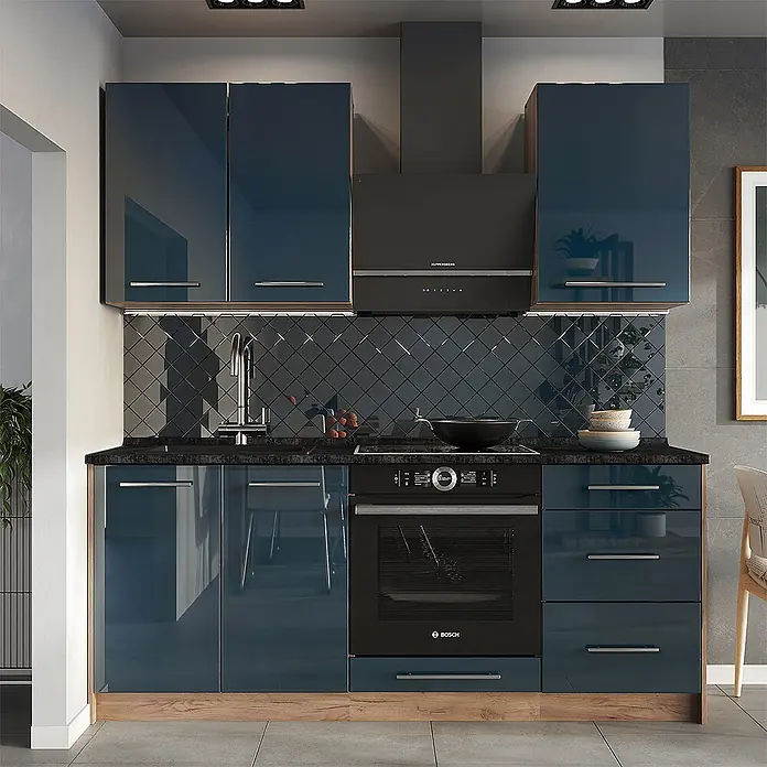 Vicco Singleküche - Dunkelblau Hochglanz, Ohne AP - Moderne Küche mit glänzenden blauen Schränken, schwarzer Arbeitsplatte, integriertem Backofen, Kochfeld und Dunstabzugshaube, und einem Holzsockel.