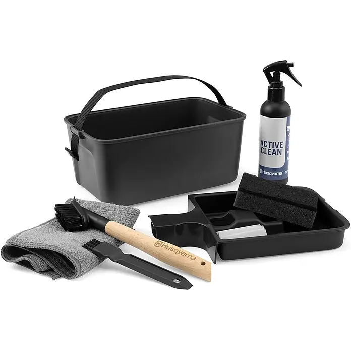 Husqvarna Automower Aspire R6V Mähroboter-Set 600 m² + Cleaning Kit -  - Husqvarna Reinigungsset mit schwarzem Eimer, 'Active Clean' Spray, Mikrofasertuch, Bürsten und Schwamm zur Gerätewartung.