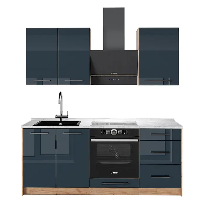 Vicco Singleküche - Dunkelblau Hochglanz, Mit AP Marmor - Glänzende marineblaue Küche mit weißer Arbeitsplatte, schwarzem Spülbecken, Backofen, Induktionskochfeld und Dunstabzugshaube.