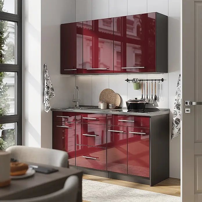 Vicco Singleküche - Breite: 150 cm, Bordeaux Hochglanz, Mit AP Anthrazit - Kompaktküche mit glänzenden roten Ober- und Unterschränken, Spüle und Kochfeld in hellem Raum.