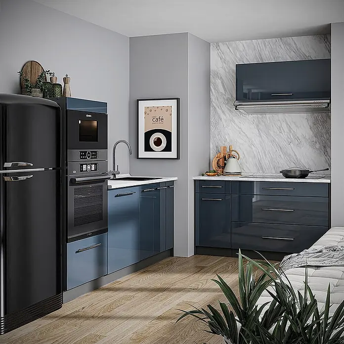 Vicco Küchenzeile - Breite: 340 cm, Dunkelblau Hochglanz, Ohne Elektrogeräte - Moderne Küche mit glänzenden petrolblauen Schränken, weißen Arbeitsplatten, integrierten Bosch-Geräten und einem schwarzen Retro-Kühlschrank auf hellem Holzboden.