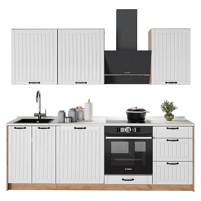 Vicco Küchenzeile - Weiß Landhaus, Ohne Elektrogeräte - Weiße Küchenschränke mit Holzleisten und schwarzen Geräten, darunter Backofen, Kochfeld, Spüle und Dunstabzugshaube, auf heller Arbeitsplatte.