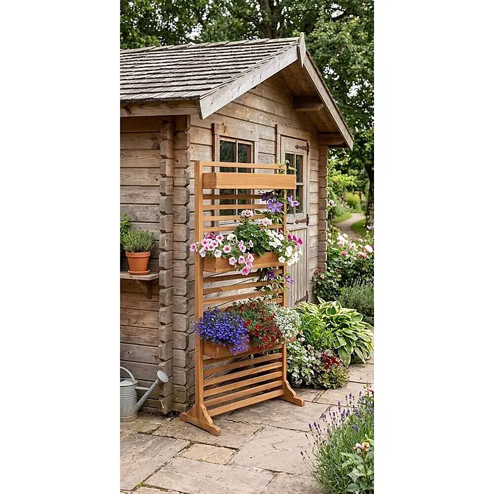Bene Living Pflanzkasten mit Spalier - Naturmaterialien, braun - Hölzernes mehrstöckiges Vertikalbeet mit bunten Blumen in einem Garten.