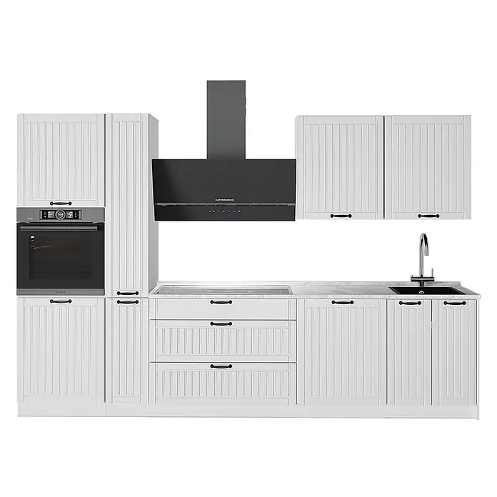 Vicco Küchenzeile - Breite: 310 cm, Weiß Landhaus, Ohne Elektrogeräte - Weiße Küchenzeile mit gerillten Schranktüren, schwarzen Griffen, integriertem schwarzem Backofen, Kochfeld, Dunstabzugshaube und schwarzer Spüle mit Chromarmatur.