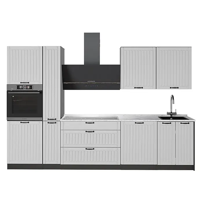 Vicco Küchenzeile - Breite: 310 cm, Weiß Landhaus, Ohne Elektrogeräte - Hellgraue Küche mit vertikalen Paneelen, integriertem Backofen, Kochfeld, Spüle und dunkelgrauen Geräten.