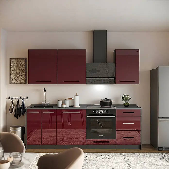 Vicco Küchenzeile - Bordeaux Hochglanz, Ohne Elektrogeräte - Moderne Küche mit glänzend dunkelroten Schränken, dunkelgrauer Arbeitsplatte, integriertem Backofen und schwarzer Dunstabzugshaube.