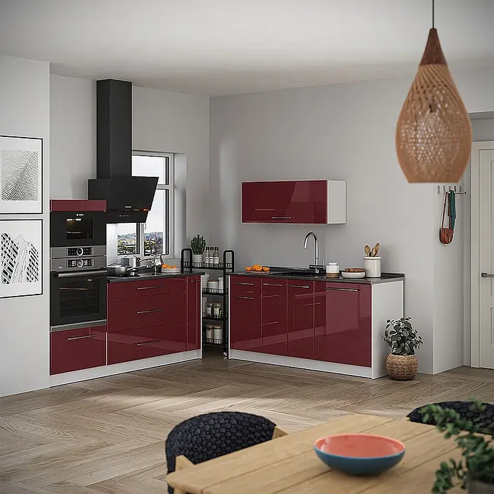 Vicco Küchenzeile - Breite: 340 cm, Bordeaux Hochglanz, Ohne Elektrogeräte - Eine moderne L-förmige Küche mit glänzend roten Unter- und Oberschränken, integrierten Geräten und schwarzer Arbeitsplatte.