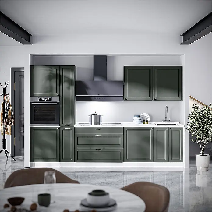 Vicco Küchenzeile - Breite: 310 cm, Grün-Gold Landhaus, Ohne Elektrogeräte - Moderne Küche mit dunkelgrünen Schränken, integriertem Backofen, schwarzer Dunstabzugshaube und weißer Arbeitsplatte.