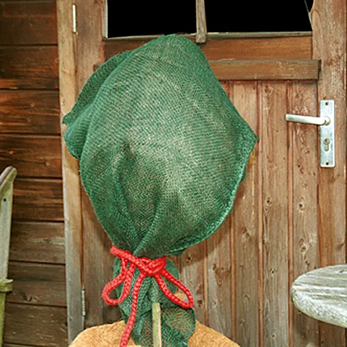 Floraworld Classic Gartensack - Grün, 80 cm - Nahaufnahme einer Gartenzwerg-Abdeckung mit grüner Jute und roter Kordel, die einen rustikalen Charme versprüht und vor Witterung schützt.