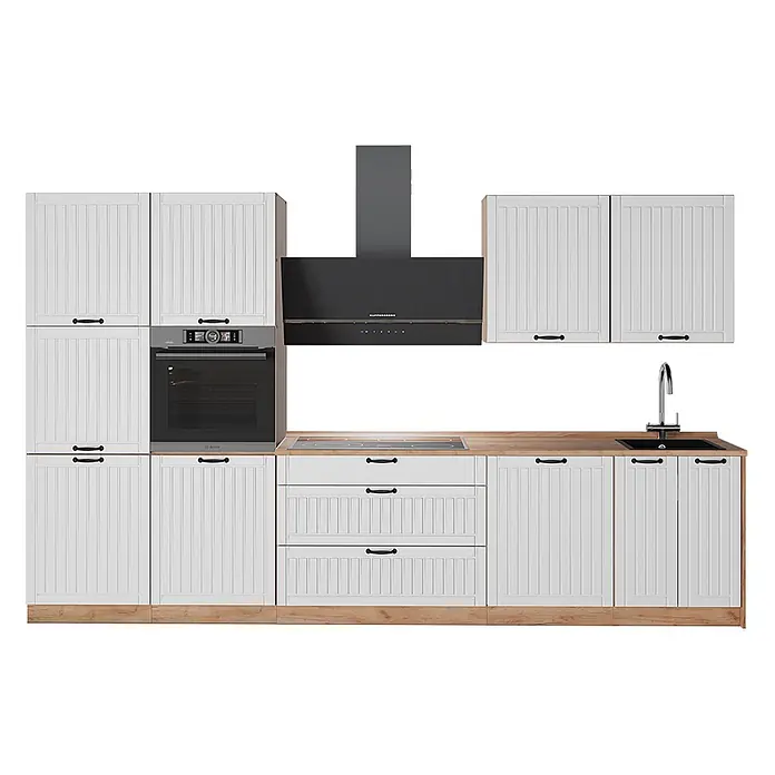 Vicco Küchenzeile - Breite: 340 cm, Weiß Landhaus, Ohne Elektrogeräte - Moderne weiße Küche mit geriffelten Schränken, schwarzen Geräten (Ofen, Kochfeld, Dunstabzug, Spüle) und heller Holzplatte.