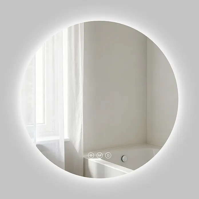 S'AFIELINA Lichtspiegel Luna Ø 600 mm - 600 x 600 mm - Runder LED-Spiegel mit beleuchtetem Rand, der ein modernes Badezimmer mit Fenster, weißen Vorhängen und einer Badewanne widerspiegelt. Touch-Bedienelemente sind sichtbar.