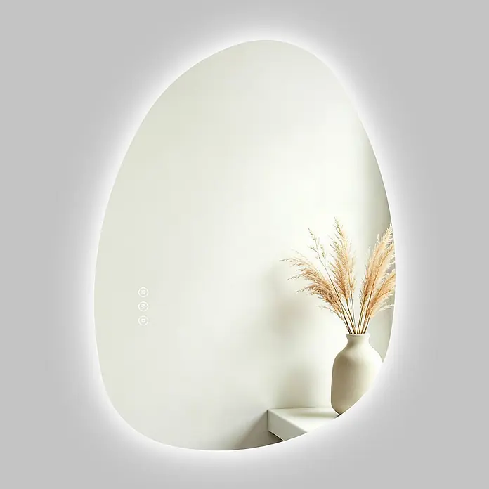 S'AFIELINA Lichtspiegel Forma - 75 x 55 cm, Leuchtmittel - Unregelmäßig geformter LED-Spiegel mit Hintergrundbeleuchtung und drei Berührungssteuerungen. Er spiegelt ein minimalistisches Interieur mit einer Deko-Vase wider.