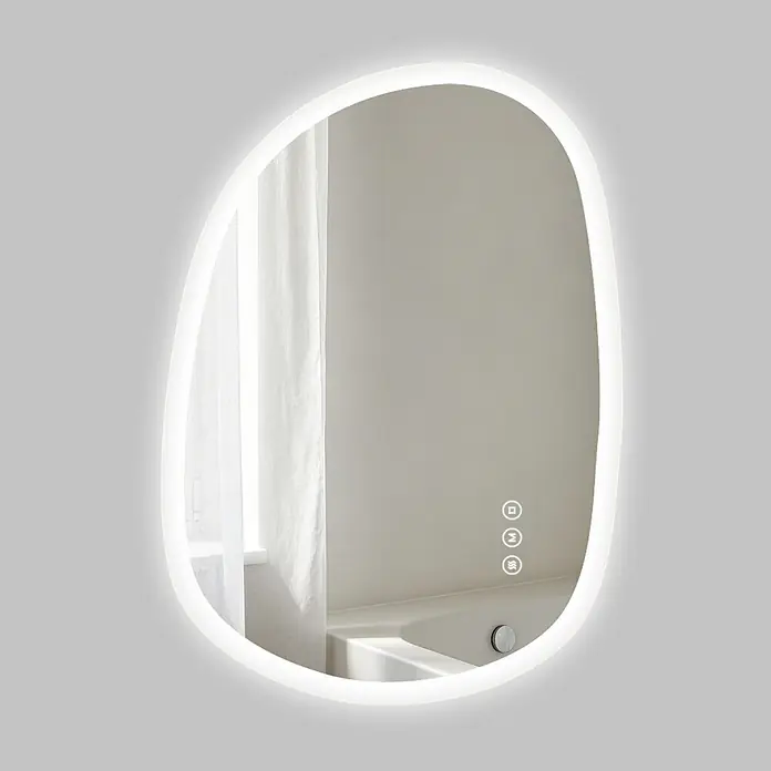 S'AFIELINA Lichtspiegel Mora 700 × 500 mm - 70 x 50 cm - Organisch geformter LED-Spiegel mit beleuchtetem Rand und Touch-Bedienelementen, der ein Badezimmer reflektiert.