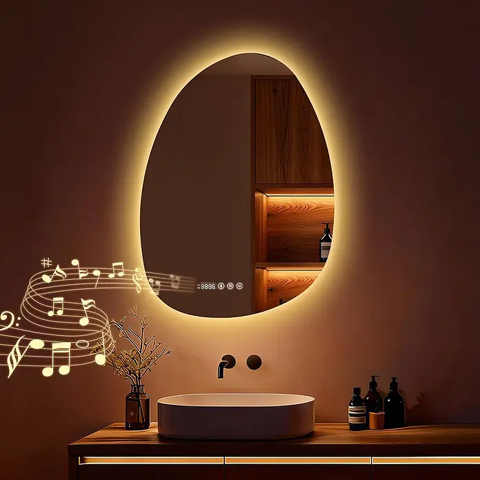 S'AFIELINA Lichtspiegel Forma Plus - 75 x 55 cm, Leuchtmittel - Ein unregelmäßiger ovaler LED-beleuchteter Smart-Spiegel mit warmem Licht in einem modernen Badezimmer, der Uhrzeit und Bediensymbole anzeigt.