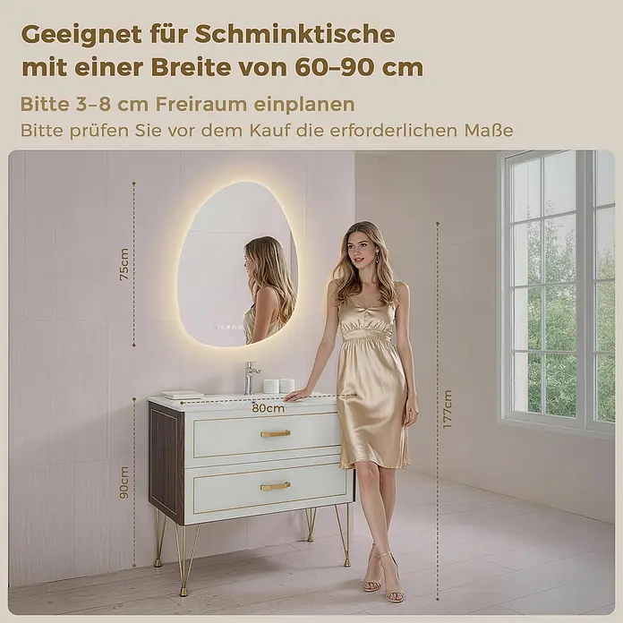 S'AFIELINA Lichtspiegel Forma Plus - 75 x 55 cm, Leuchtmittel - Schminktisch-Set mit 80 cm breitem, weiß-holzfarbenem Schrank, 90 cm hoch, und 75 cm hohem beleuchtetem Spiegel. Eine Frau steht daneben.