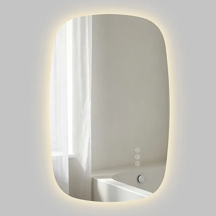 S'AFIELINA Lichtspiegel Pebble 700 × 450 mm - 70 x 45 cm - Hinterleuchteter Spiegel mit abgerundeten Ecken und Touch-Bedienung, der ein Badezimmer mit Fenster und Badewanne reflektiert.