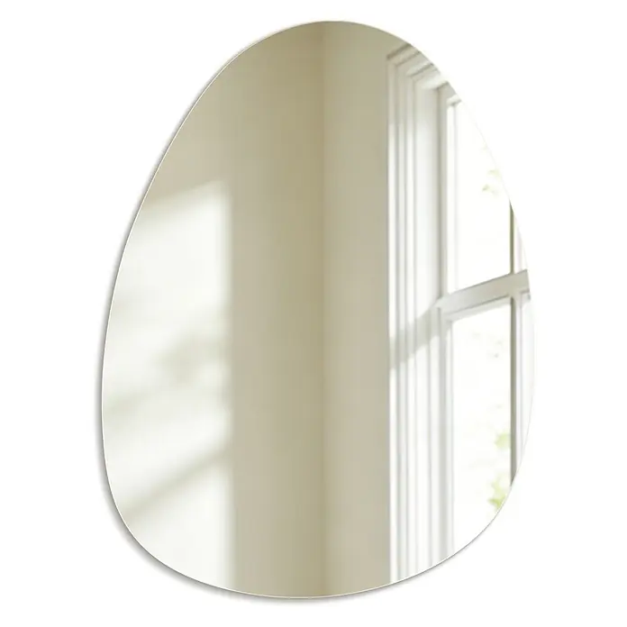 S'AFIELINA Wandspiegel Forma Pure 600 × 450 mm - 60 x 45 cm - Organischer Spiegel in Kieselsteinform, der einen hellen Raum mit Fenster reflektiert.