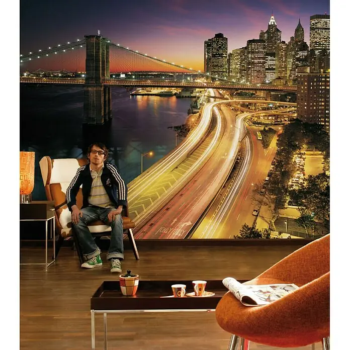 Komar Fototapete New York City Lights - 8 -tlg., B x H: 368 x 254 cm, Papier - Wohnzimmerinterieur mit New York Wandbild, Sessel, Tisch und Lampe für ein stilvolles Ambiente.