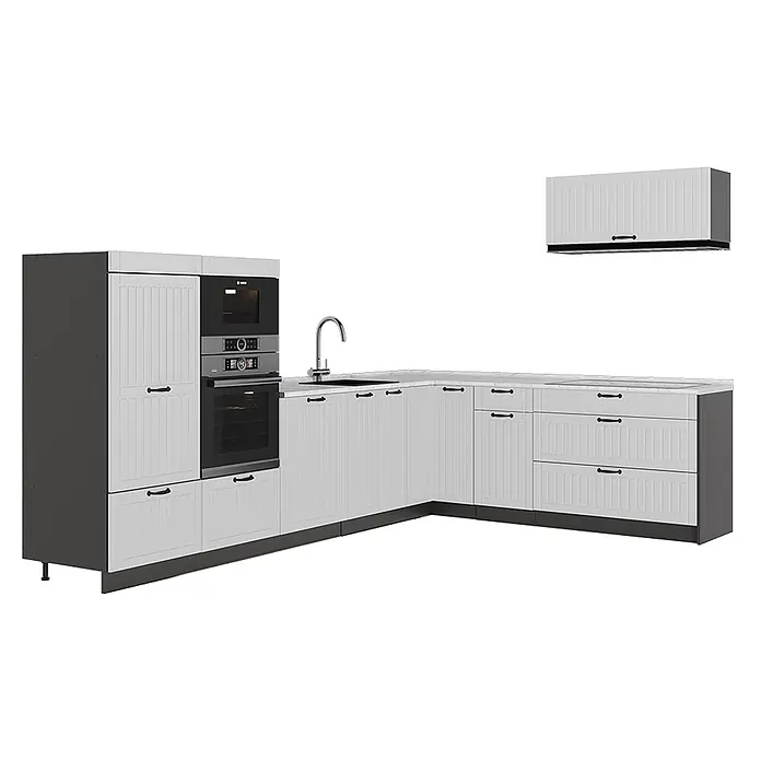 Vicco Eckküche - B x T: 327 x 60 cm, Weiß Landhaus, Ohne Elektrogeräte - L-förmige Küche mit weißen gerippten Türen, dunkelgrauem Sockel, schwarzen Griffen und integriertem Ofen, Mikrowelle und Spüle.