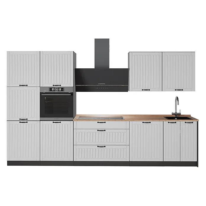 Vicco Küchenzeile - Breite: 340 cm, Weiß Landhaus, Ohne Elektrogeräte - Hellgraue Küchenzeile mit gerillten Schranktüren, schwarzen Griffen, Backofen, Kochfeld, Dunstabzugshaube und Spüle mit Holzplatte.
