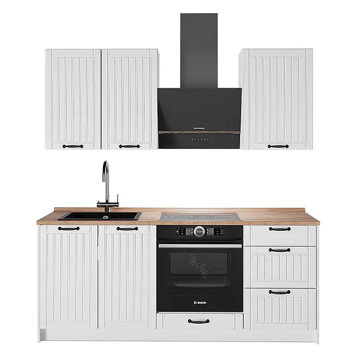 Vicco Singleküche - Breite: 190 cm, Weiß Landhaus, Mit AP Eiche - Weiße Küchenzeile mit Holzplatte, schwarzer Spüle, Backofen, Kochfeld und Dunstabzugshaube. Vertikale Paneel-Fronten mit schwarzen Griffen.