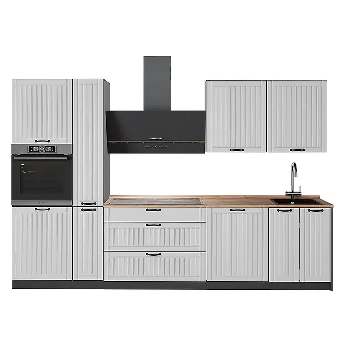 Vicco Küchenzeile - Breite: 310 cm, Weiß Landhaus, Ohne Elektrogeräte - Helle graue modulare Küche mit gerippten Schränken, Holzplatte, schwarzem Backofen, Kochfeld, Spüle, Armatur und Dunstabzugshaube.