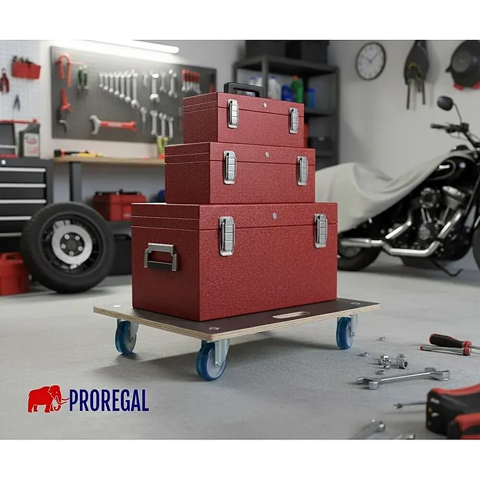 Proregal Transportroller HERCULES 2 Stück Siebdruckplatte - Traglast: 300 kg, Holz - Drei rote Metall-Werkzeugkästen auf einem Holzrollbrett mit blauen Rollen, in einer Garage.