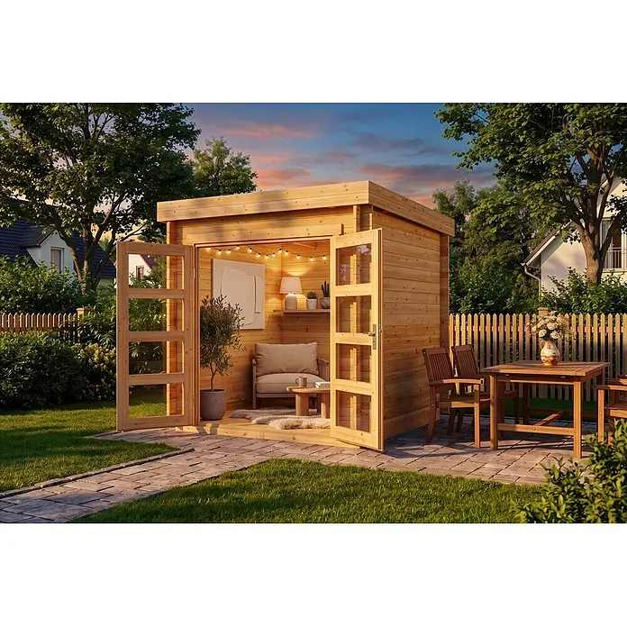 Alpholz Gartenhaus ECO Set Paloma Petit 28mm Wandstärke - Außenmaß inkl. Dachüberstand (B x T): 230 x 230 cm, Holz, Naturbelassen - Gemütliches Gartenhaus aus Naturholz mit offenen Türen, einladendem Innenraum mit Loungesesseln und Lichterketten, in einem lebhaften Garten.