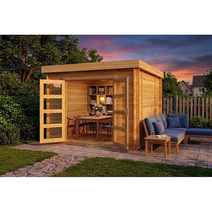 Alpholz Gartenhaus ECO Set Paloma Sol 28mm Wandstärke - Außenmaß inkl. Dachüberstand (B x T): 298 x 298 cm, Holz, Naturbelassen - Hölzernes Gartenhaus mit geöffneten Türen, das einen Essbereich zeigt, und einer angrenzenden Outdoor-Lounge mit blauen Kissen auf einer Terrasse bei Sonnenuntergang.