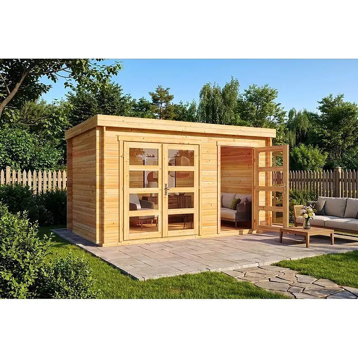 Alpholz Gartenhaus Paloma Grande 28mm Wandstärke - Außenmaß inkl. Dachüberstand (B x T): 398 x 230 cm, Holz, Naturbelassen - Ein helles Gartenhaus aus Naturholz mit Flachdach und Glastüren auf einer gepflasterten Terrasse im grünen Garten.