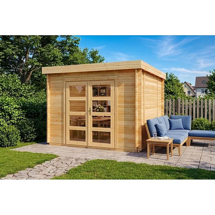 Alpholz Gartenhaus ECO Set Paloma Sol 28mm Wandstärke - Außenmaß inkl. Dachüberstand (B x T): 298 x 298 cm, Holz, Naturbelassen - Gartenhaus aus hellem Naturholz mit Glastüren, auf einer Terrasse mit Sitzgelegenheiten im Freien.