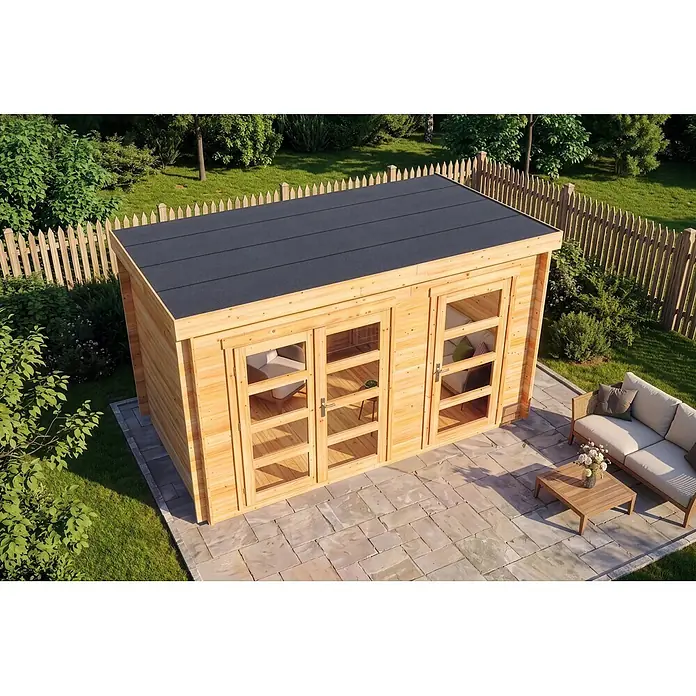 Alpholz Gartenhaus Paloma Grande 28mm Wandstärke - Außenmaß inkl. Dachüberstand (B x T): 398 x 230 cm, Holz, Naturbelassen - Helles Holzhäuschen mit dunklem Flachdach und Glastüren, auf einer Terrasse mit Gartenmöbeln in sonniger Umgebung.