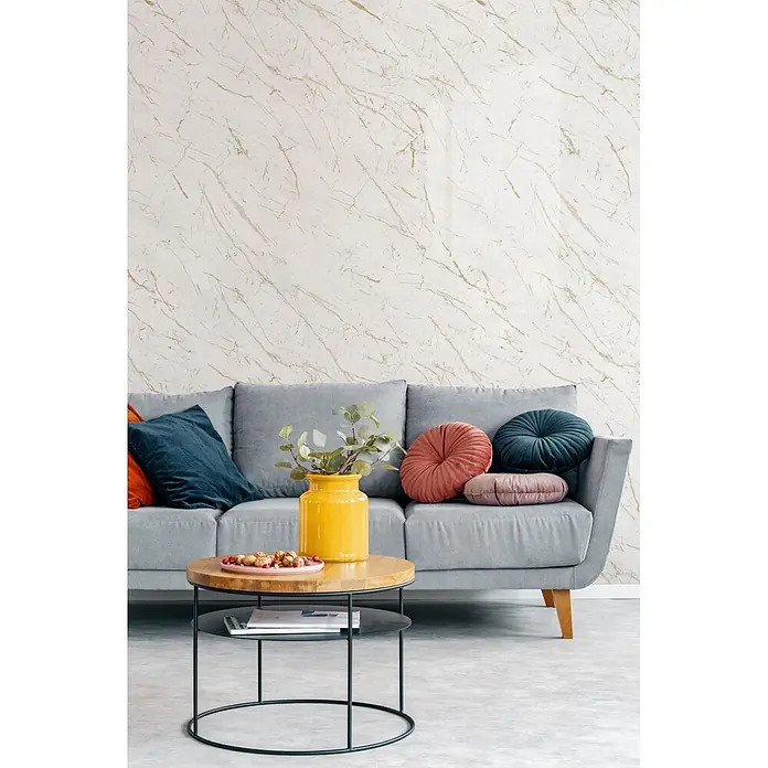 Grosfillex Wandpaneel Element 3D - Marble Calacatta, 2.600 x 375 x 8 mm - Weiße Wand mit eleganten goldfarbenen, marmorähnlichen Adern, als stilvoller Hintergrund in einem modernen Wohnzimmer.