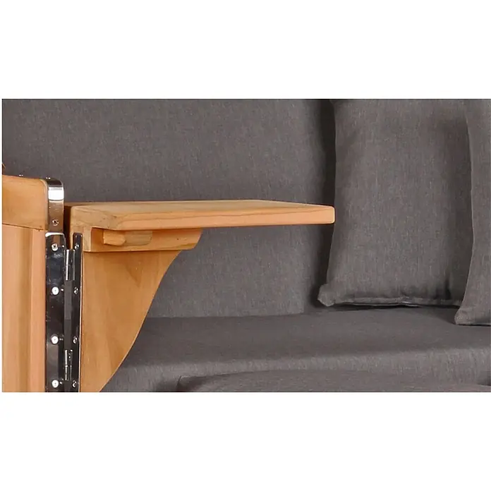 Mr. Deko Strandstuhl Strandkorb Düne Bullauge Teak PE Shell Dessin 551 - Teakholz. Polyrattan, Rückenlehne verstellbar, PE Shell, B x T x H: 125 x 80 x 170 cm - Heller Holz-Armlehnentisch mit Metallscharnieren, in ein dunkelgraues Polstersofa integriert.