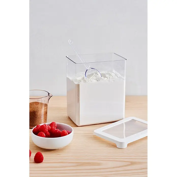 SmartStore Vorratsdose Vision - L x B x H: 18 x 12,5 x 20 cm, Kunststoff, Weiß - Klarer quadratischer Lebensmittelbehälter gefüllt mit weißem Mehl und einem durchsichtigen Messlöffel. Ein weißer Deckel, brauner Zucker und Himbeeren liegen daneben.