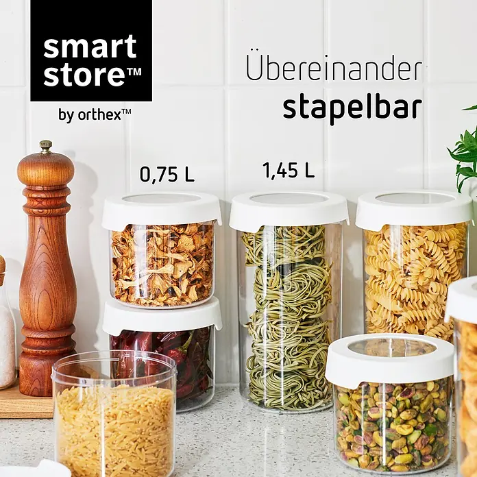 SmartStore Vorratsdose Vision - Ø x H: 11,5 x 10 cm, Kunststoff, Weiß - Durchsichtige, stapelbare Smartstore Kunststoffbehälter mit weißen Deckeln, gefüllt mit Trockenlebensmitteln wie Pasta und Pilzen.