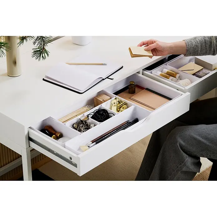 SmartStore Vorratsdose Compact Sort - L x B x H: 20 x 29,5 x 6 cm, Kunststoff, Weiß - Weißer Schreibtisch mit integrierten Schubladeneinsätzen für Bürobedarf. Eine Hand greift in eine Schublade.