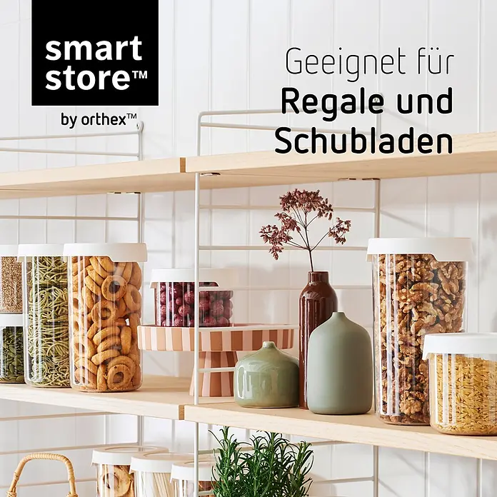SmartStore Vorratsdose Vision - Ø x H: 11,5 x 20 cm, Kunststoff, Weiß - Transparente Smart Store Lebensmittelbehälter aus Kunststoff mit weißen Deckeln auf Holzregalen, passend für Regale und Schubladen.